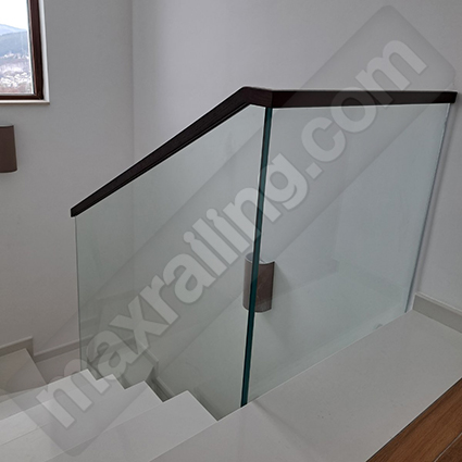 Стъклен парапет по стълби с дистанционери